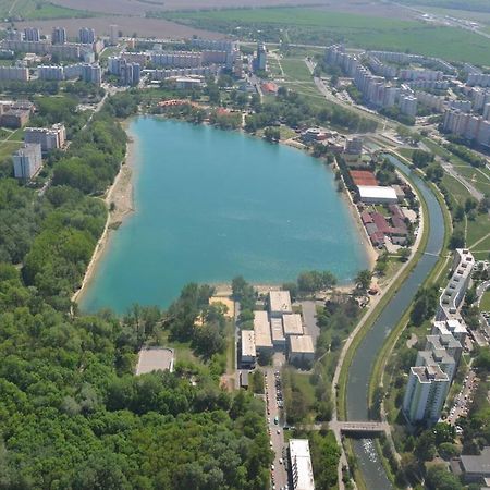Lake Apartment, 2X Free Garage, 10 Mins To Centre Bratislava Exteriör bild