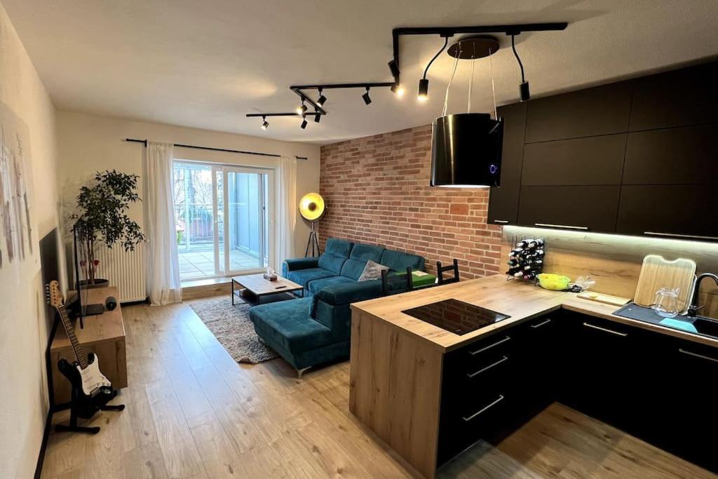 Lake Apartment, 2X Free Garage, 10 Mins To Centre Bratislava Exteriör bild