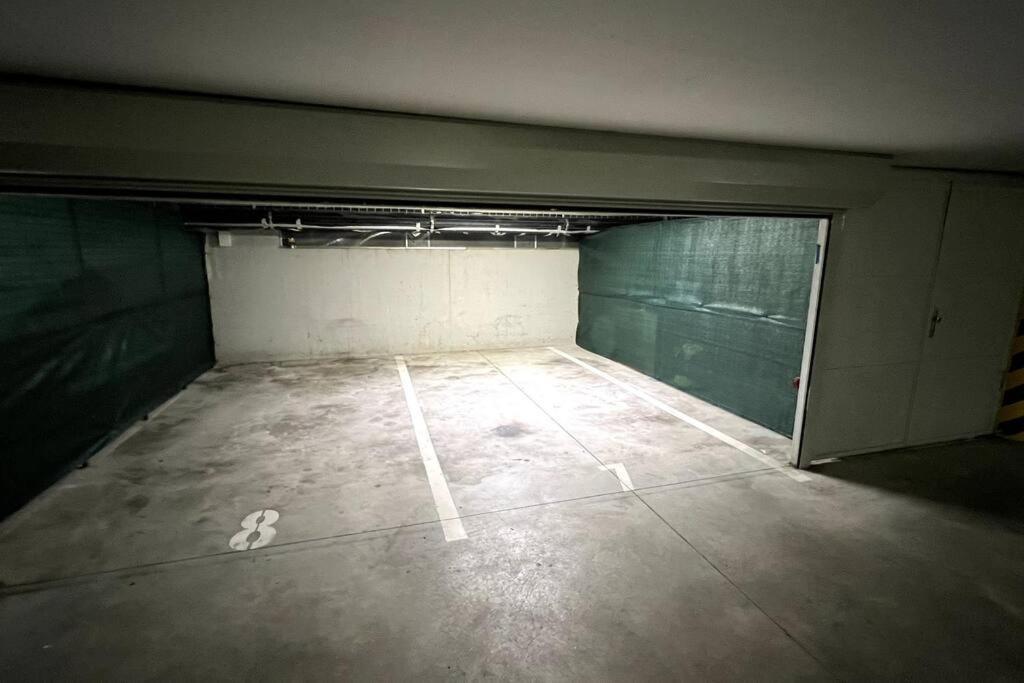 Lake Apartment, 2X Free Garage, 10 Mins To Centre Bratislava Exteriör bild