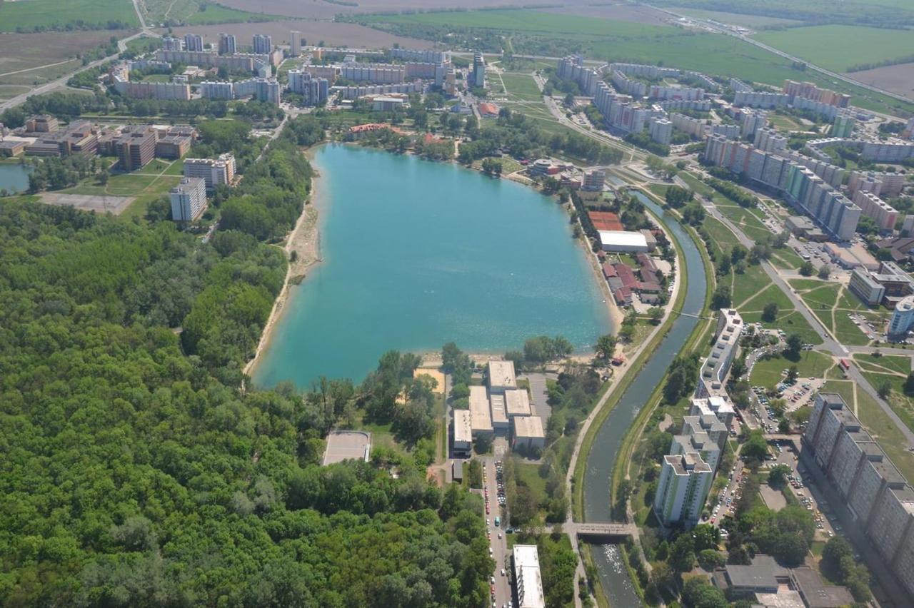 Lake Apartment, 2X Free Garage, 10 Mins To Centre Bratislava Exteriör bild